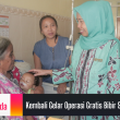 BERI SEMANGAT: dr. Indiati, MMRS direktur RSAH berikan semangat dan doa bagi keluarga dan pasien operasi bibir sumbing dan celah langit gratis di RS Al Huda